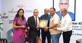 রিমার্ক এইচবির ফ্যাক্টরি ঘুরে দেখলেন ভোক্তার ডিজি